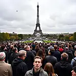 Crowded Eiffel Tower disappointing tourists